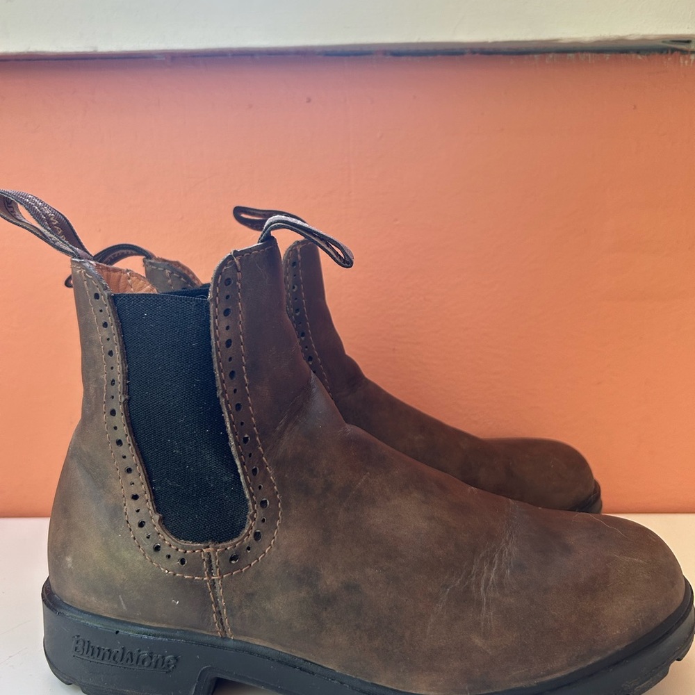 Blundstone Boots 
Women’s Hightop Rustic Brown Leather